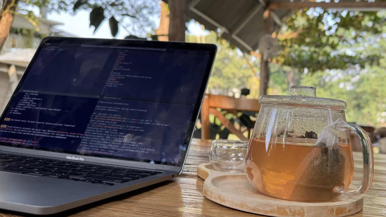 Notebook aberto durante um dia de trabalho remoto em viagem